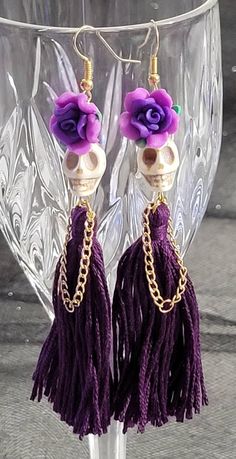 This lovely skull lady is just too cute!!  So fun to wear throughout October! Halloween Jewelry Diy Ideas, Skull Bead Jewelry, Halloween Jewelry Diy, Dolls Handmade Diy, Dress Earrings, Holiday Beading, Halloween Beads, Beaded Earrings Diy, Gothic Earrings