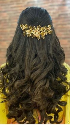 Reception Hairstyles Indian Brides, Easy Cute Bun, Messy Braided Hairstyles, Reception Hairstyles, Cute Bun, Party Hairstyle, Hair Style On Saree, Saree Hairstyles, Hair Style Vedio