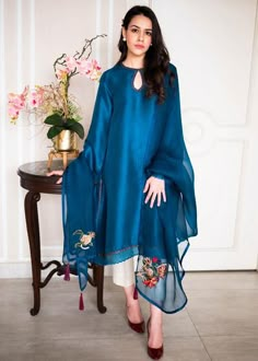 Pakistani Fashion Casual, Pakistani Fashion Party Wear, Mode Abaya, Desi Style, Party Kleidung, Kurta Designs Women, Simple Pakistani Dresses