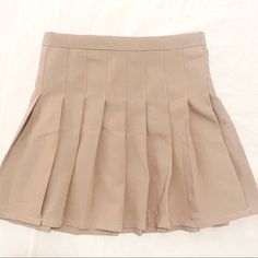 Brown Tennis Skirt With Cute Zipper Detail In Back! Sizing: Runs Short Beige High Waist Pleated Tennis Skirt, High Waist Pleated Beige Tennis Skirt, Brown Tennis Skirt, Brown Tennis, Pleaded Skirt, Beige Skirt, Tennis Skirts, Brown Skirts, Cute Simple Outfits