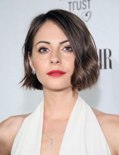 Kort Bob, Short Hair Cuts For Round Faces, Asymmetrical Bob Haircuts, Willa Holland, Stacked Bob Hairstyles, Wavy Bob Hairstyles, Wavy Bob, Round Face Haircuts, Long Bob Hairstyles