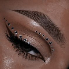 Euphoria Jewel Makeup, Prom Makeup Black And Silver, Jules Euphoria Makeup Looks, Makeup Pearls Make Up, Beaded Eye Makeup, Smokey Eye Makeup With Gems, Black Gems Makeup, Prom Makeup With Diamonds, Black Makeup With Gems