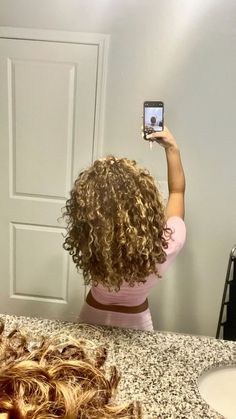 Dyed Curly Hair Honey Blonde, 2016 Baddie, Slick Styles, Highlights Curly, Curly Afro Hair, Lions Mane, Highlights Curly Hair, Mixed Curly Hair, Natural Hair Bun Styles