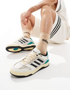 Skor boots & träningsskor från adidas performance Under lediga dagar är det sneakers som gäller Låg design Kontrasterande paneler Stängs med snörning adidas signaturtryck Med perforering för ventilering Mellansula i dämpande EVA-material Greppvänlig undersida Sneakers Design, Adidas Branding, Adidas Brand, Running Trainers, White Trainers, Low Sneakers, Curves Workout, Profile Design, Adidas Gazelle