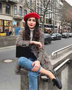 1,616 Me gusta, 45 comentarios - INSPOCAFE OFFICIAL (@inspocafe) en Instagram: "Effortlessly chic ♥️ Lotería hubiese sido que repusieran esta blazer de Mango ¿Os ha tocado algo,…" Baret Outfit, Dress Like A Parisian, Paris Outfits, Outfit Trends