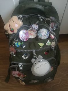 Decorated School Bag, Decorated Backpack Aesthetic, Backpack Inspo School, Anything But A Backpack Day, Decorated Backpack, Backpack With Pins, Punk Fashion Diy, Backpack Ideas, Diy Kandi Bracelets