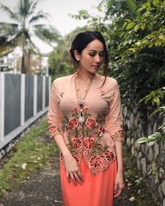 Sophia Albarakbah, Kebaya Nyonya, Kebaya Modern Dress, Beautiful Hijab, Beautiful Smile Women, Muslim Women, Traditional Dresses, Elegant Woman