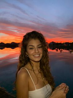 Darianka Curly Hair, Darianka Sanchez Hair, Beach Hair Curly, Darianka Hair, Curly Hair Poses Photo Ideas, Darianka Instagram, Darianka Sanchez, Curly Hair Inspiration, Trik Fotografi