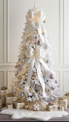 White On White Christmas Tree, Winter Wonderland Christmas Decor Ideas, Tree Topper Ideas Christmas, Christmas Tree Trends 2024, Rich Christmas Aesthetic, Nativity Scene Decor Ideas, Christmas 2024 Trends Decoration, Christmas White Tree, White Christmas Tree Topper