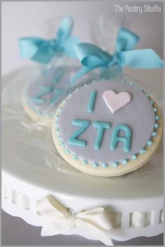 cookies decorated with the word i love zia on top of a cake platter