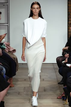 The drape, the proportions and the semi-sheer ribbed skirt. 1205 Spring 2016 Ready-to-Wear Fashion Show Stile Casual Chic, Chique Outfits, Moda Paris, White Outfit, Mode Vintage, 2016 Fashion, Looks Style