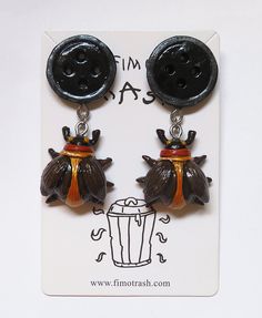 CoralinE chocolate beetle earrings 💖Handmade moldable foam (beetle) and polymer clay (button) earrings. 🖤1.3 grams per unit (approx.) 💖Varnished to not lose its color and give dimension. 🖤Snap-on nut style closure and anti-allergen varnish. 💖5.5x2cm 🖤There may be small variations to the image (handmade, none of them look the same) 🌍International shipping🌍 🦇🕸️You can see updates and news of my articles on my instagram and tiktok @fimotrash 🕸️🦇 Trashy kisses. Earrings Weird, Beetle Earrings, Insect Decor, Trash Art, Secret Door, Funky Earrings, Coraline, Jewelry Inspo