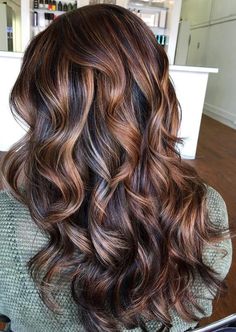 20 Magical Mahogany Hair Color Ideas Brunette Goddess, Dark Auburn Hair, Hair Color Mahogany, Mahogany Hair, Rambut Brunette, Navy Hair, Dark Auburn, Curls For Long Hair, Brown Hair With Blonde Highlights