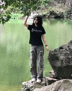 Emo Hiking Outfit, Gruge Outfits Girl, Athletic Grunge Outfits, Lowkey Emo Outfits, Alt Hiking Outfit, Grunge Fem Outfits, Tomboy Black Outfits, Emo Summer Aesthetic, Tomboy Grunge Outfits