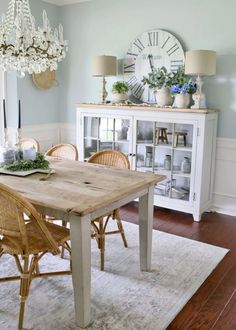 a dining room table and chairs with the title 10 coastal decor tips