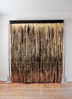 Karaoke Backdrop Ideas, Gold Photobooth Background, Glitter Backdrop Ideas, Golden Birthday Backdrop, Gold Picture Backdrop, Photo Wall Ideas Party, Party Background Ideas, Gold Fringe Backdrop, Nye Photo Backdrop