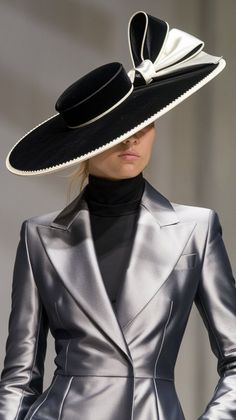 Oversized black hat adorned with a white bow. #monochromestyle #elegantfashion #modernchic #statementhat #fashionforward #tailoredblazer #styleinspiration Kate Moss Street Style, Silver Hat, White Fascinator, Statement Hat, Oversized Hat, Hat Fascinator, Elegant Hats, Monochrome Fashion, Fascinator Hat