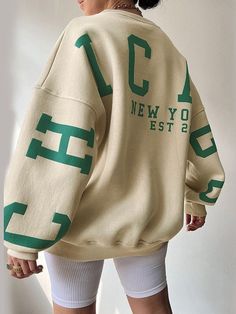 Chique Outfit, Varsity Sweatshirt, College Hoodies, College Sweatshirt, Mode Casual, Looks Street Style, Sweatshirts Online, Streetwear Y2k, Winter Mode