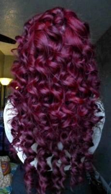 Deep red hair color with beautiful curls Red Violet Hair Color, Red Violet Hair, Violet Hair Colors, Violet Hair, Long Curls, Burgundy Hair, Trendy Hair Color, Red Hair Color, Long Red