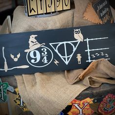 LOVE Harry Potter Symbols: Plank Design - Paisley Grace Makery Harry Potter Shelf, Harry Potter Themed Room, Harry Potter Bathroom, Harry Potter Symbols, Harry Potter Nursery, Harry Potter Room Decor, Witch Signs, Harry Potter Quidditch, Harry Potter Theme Party