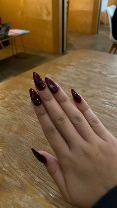 Wine Red Nail Inspo Acrylic, Red Ombre Nails With Design, Red Nail Fall Design, Black Nail Inspo Acrylic Almond, Cancun Mexico Nails, Black Red Ombre Nails Almond, Vampire Nails Coffin, Star Designs On Nails, Red Opal Nails