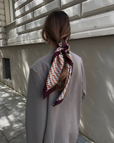 Silk Scarf Outfit, Scarf Aesthetic, Silk Scarf Hair, Hippie Hair, Head Scarf Styles, Scarf Outfit, Hair Arrange, Fashionista Clothes