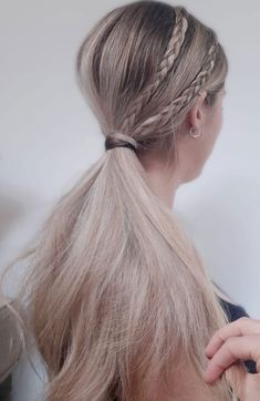 Tiny Braids In Ponytail, Low Pony Hairstyles Braids, Small Braids Into Ponytail, Ponytail With Braids On Side, Middle Part Braid Ponytail, Hailey Hairstyles, Hairscarf Hairstyle, Ways To Wear Braids, Ponytail With Braid