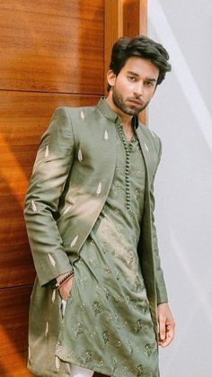 Mehndi Dresses For Boys For Men, Boys Traditional Wear Indian, Man Kurta Designs Style, Ethnic Wear Men Indian, Mehendi Outfits For Men, Make Up Guide, India Fashion Men, Indian Wedding Suits Men