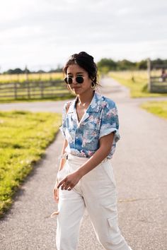 Hawaiian Outfit Women, Hawaiian Shirt Outfit, Vintage Summer Outfits, Hawaii Outfits, Hawaiian Shirt Women, Casual Shirt Women, Hawaiian Outfit, Short Jeans, Themed Outfits