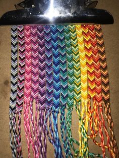 there are many different colors of braiding on the table