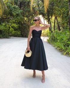 Cute Dresses For Party Night, Midi Gown Dress, Ceo Outfit, Style Icons Inspiration, Theatre Outfit, Instagram Vs Reality, Summer Formal Dresses, Gorgeous Prom Dresses, Elegant Dresses Classy