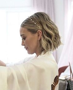 // t h e h a i r Short Bridal Hair, Hair School, Hair Homecoming, Hairdos For Short Hair, Hair Bangs, School Hairstyles, Homecoming Hair, Short Wedding Hair, Penteado Cabelo Curto