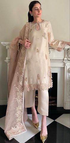 Dress For Eid 2024, Pakistani Kamiz Design, Aesthetic Pakistani Suits, Pakistani Clothes Aesthetic, Desi Clothes Pakistani Outfits, Suit Design Pakistani Style, Indian Suits For Women Stylish, Indian Dresses Simple, Pakistani Fancy Dresses Wedding Outfits