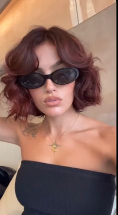 Bob Hairstyle Formal, Bob Haircut Wedding Hairstyles, French Bob Wedding Hair, Old Money Bob Brunette, Maroon Short Hair, Red Brown Short Hair, Short Dark Hair With Bangs, Short Bob Women