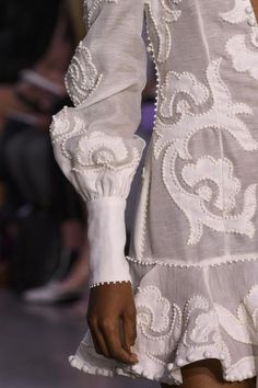 Retrouvez les photos du défilé Zimmermann Prêt-à-porter printemps-été 2018, les meilleurs moments en vidéo, ainsi que les coulisses et les détails du show Applique Work, New York Street Style, Fabric Embellishment, Work Diy, Hand Applique, Clothing Details, White Noise, Embroidery Fashion, White Embroidery