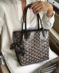 Small Goyard Bag, Small Goyard Tote, Mini Anjou Goyard Outfit, Mini Goyard Tote, Goyard Mini Tote Outfit, Goyard Tote Aesthetic, Goyard Bag Aesthetic, Black Goyard Tote, Goyard Bag Outfit