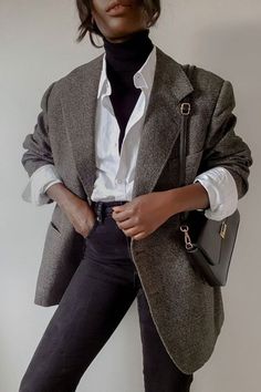 Cobalt Blue Button Down Shirt Outfit, Gaun Fashion, Gray Blazer, Chique Outfits, Coat Outfit, French Girls, Vogue Australia, Looks Street Style, Aesthetic Style