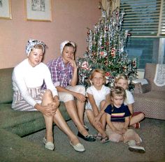 Vintage Christmas... Mod Christmas, Family Holiday Pictures, Found Photos, Retro Beauty, Everyday People