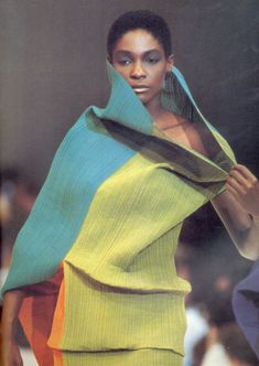 archivings Roshumba Williams, Black Supermodels, Runway Vintage, Issey Miyake Pleats, High School Fashion, High Fashion Branding, Creative Textiles, 20th Century Fashion, Elle Magazine