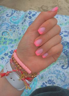 Preppy Dip Nail Ideas, Short Sns Nails With Tips Round, Pink V French Tip Nails Short, Aesthetic Dip Nails, Fun Summer Nails Acrylic Short, Cute Nails Neon, Preppy Dip Nails, Teen Nails Ideas, Cute Dip Nails Ideas Summer