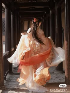 Ancient China Aesthetic, Dramatic Clothes, Chinese Princess Dress, Traditional Asian Dress, Art Outfit, Old Fashion Dresses, Human Poses Reference, Creative Instagram Photo Ideas, Cool Poses