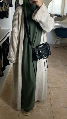 Maxi Cardigan Outfit, Jilbab Outfits, Modest Hijabi Outfits, Hijabi Mode, Hijab Stile, Paige Spiranac