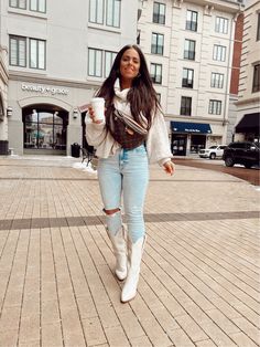 Cream Cowboy Boots Outfit Winter, Steve Madden Cowboy Boots Outfit, Outfits With Western Ankle Boots, Winter Outfit With Cowboy Boots, Cold Weather Cowboy Boots Outfit, White Cowgirl Boots Outfit Fall, White Cowgirl Boots Outfit Winter, Winter Outfits With Cowgirl Boots