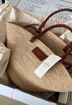 Bag Branding, Social Media Ideas, Toilet Room Decor, Designer Purses And Handbags, Classic Capsule Wardrobe, Toilet Room, Stylish Purse, Everyday Tote, Everyday Luxuries