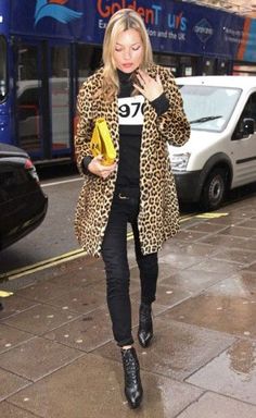 Love everything about this picture - Kate Moss, the leopard print jacket (want), and the black top & bottom combo. I shall be copying this! Kate Moss Street Style, Moss Fashion, Moda Chic, Leopard Print Jacket, Nicole Richie