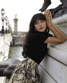 Parisian Style Outfit, Parisienne Chic, Italian Women, Sparkly Dress, Elegant Chic, Fashion Photoshoot, To Be Happy