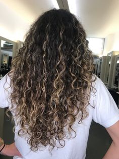 Half Head Highlights Dark Hair, Natural Wavy Hair With Highlights, Naturally Curly Hair With Highlights, Highlight In Curly Hair, Balayage Hair On Curly Hair, Perm With Highlights, Black Hair With Blonde Highlights Curly, Highlight On Curly Hair, Highlights On Curly Hair Natural Curls