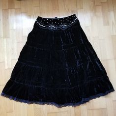 New, Super Plush Velvet Body With Silver Sequin Details. Size 10 Vampire Clothing Aesthetic, Salem Outfits, 1920s Skirt, Whimsigoth Skirt, Velvet Skirt Outfit, Flowy Black Skirt, Main Aesthetic, Goth Skirts, Vampire Fashion