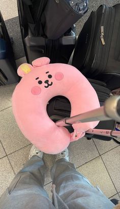 Pink Cooky neck pillow to make your flight comftable. Travel Aesthetic Instagram Story, Travel Instagram Stories, Light Packing Tips, Travel Instagram Ideas, Photographie Indie, Travel Pictures Poses