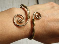 Metall Spiral Armband mit Liebe handgefertigt. Rustikales Armband aus Alpaka und Messing. Boho Hippie Schmuck.  PERSONALISIERT Ich kann nach Wunsch Hand und/oder Armreifen in diesem Stil anfertigen. Fragen Sie unverbindlich an! :) Jedes Schmuckstück ist einzigartig auf der Welt, genau wie du :)  MATERIALIEN Bei dem silberfarbenen Metall handelt es sich um Alpaka. Die Vergoldung, die ihn umgibt, ist aus Messing. Beide Materialien sind hochwertig und lösen in der Regel keine Allergien aus. >> Mit Spiral Bracelet, Wave Bracelet, Arm Bracelets, Jewelry Personalized, Brass Bracelet, Bohemian Hippie, Hippie Jewelry, German Silver, Hippie Bohemian